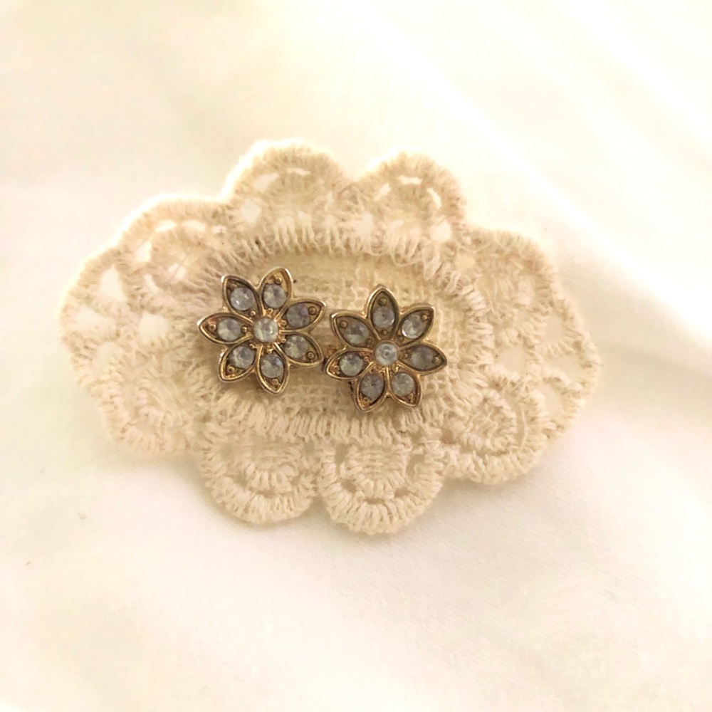 Flower studded earrings